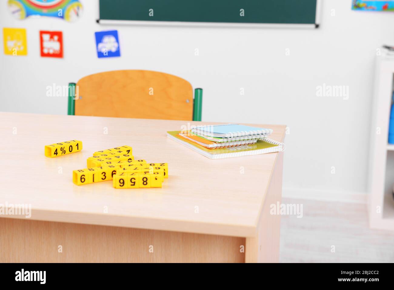 Banco scuola con cubi di plastica in classe Foto Stock