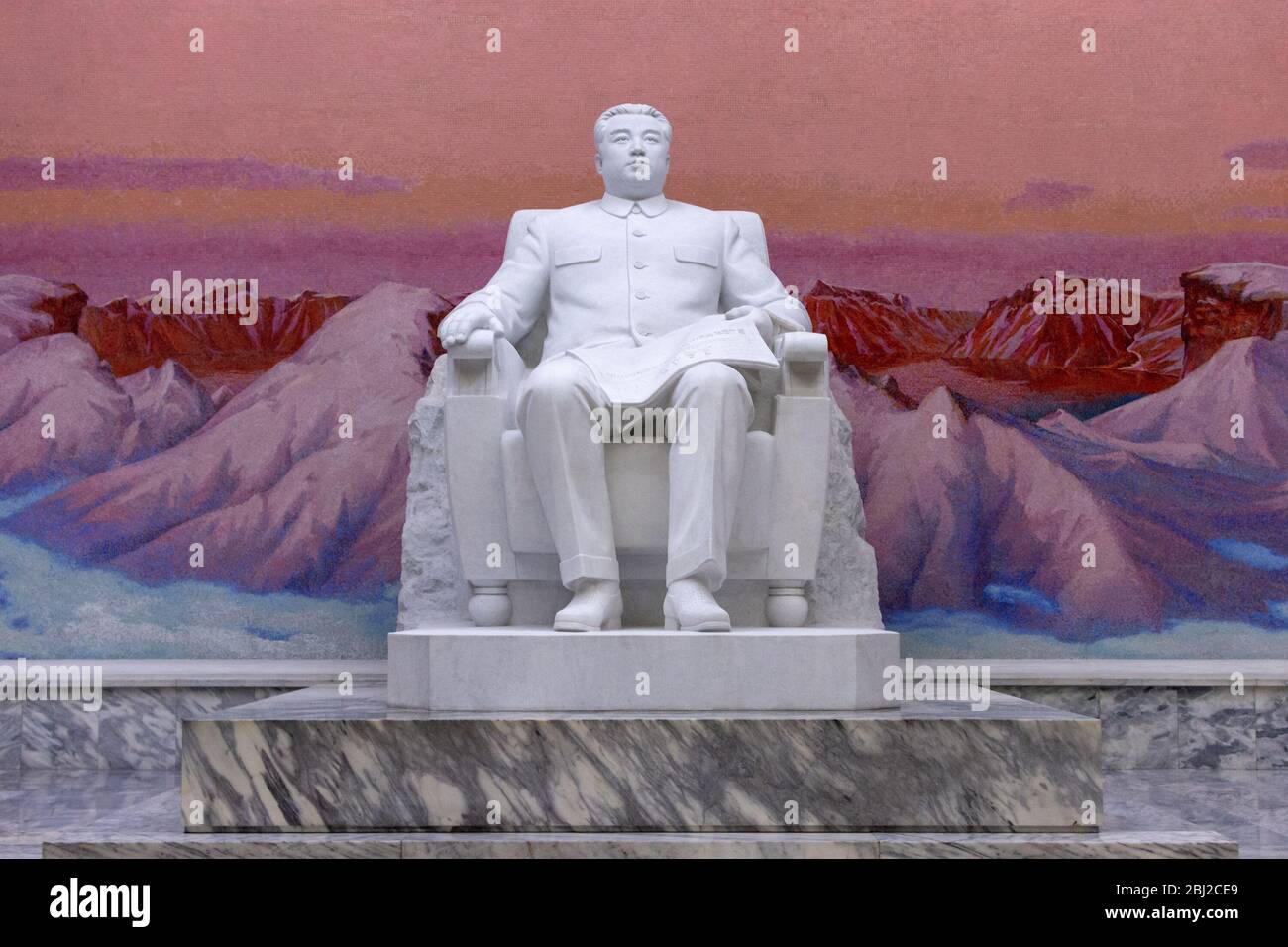 Pyongyang / DPR Corea - 12 novembre 2015: Statua di Kim il Sung con un mosaico di immagine del Monte Paekdu sullo sfondo, all'ingresso del Grand P Foto Stock