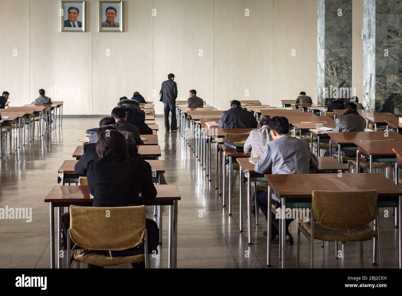 Pyongyang / DPR Corea - 12 novembre 2015: Studenti alla Grand People's Study House, un centro educativo aperto a tutti i nordcoreani a Pyongyang, N. Foto Stock