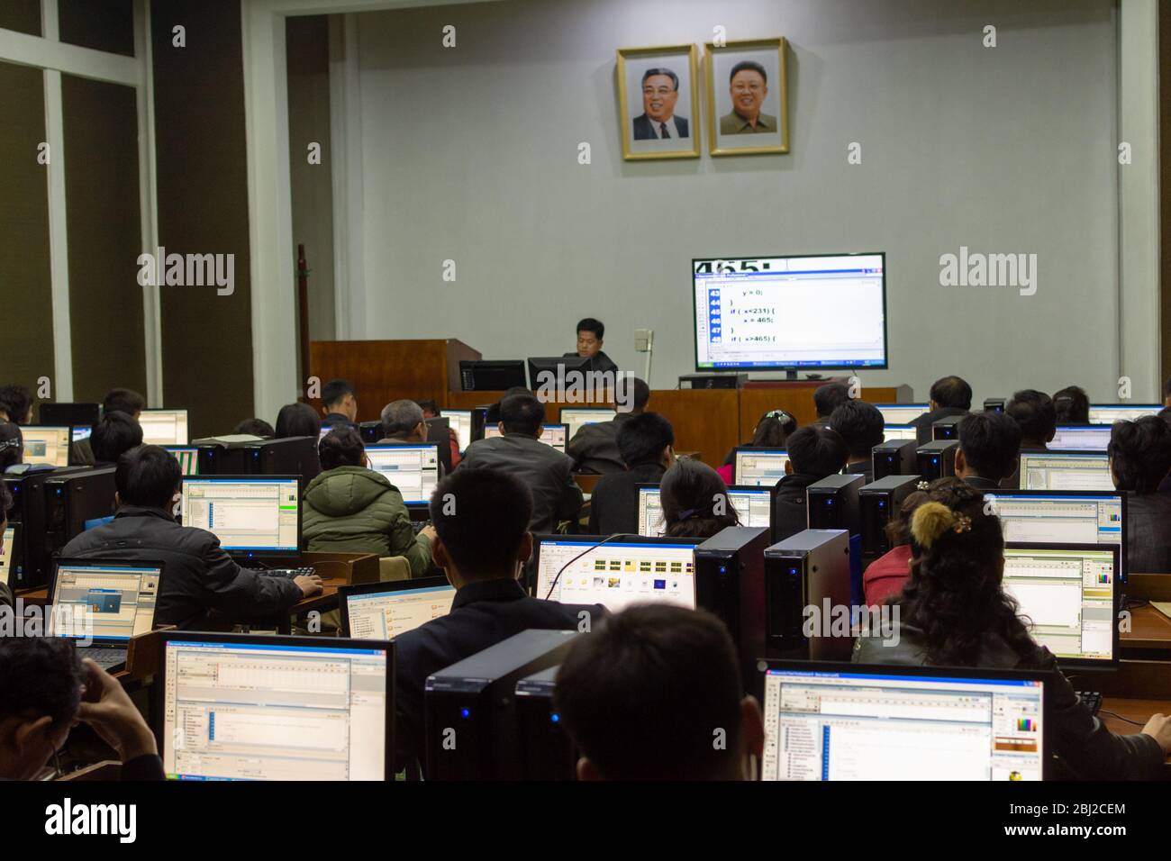 Pyongyang / DPR Corea - 12 novembre 2015: Studenti che imparano la programmazione in una sala di studio al computer presso la Grand People's Study House, un ce educativo Foto Stock