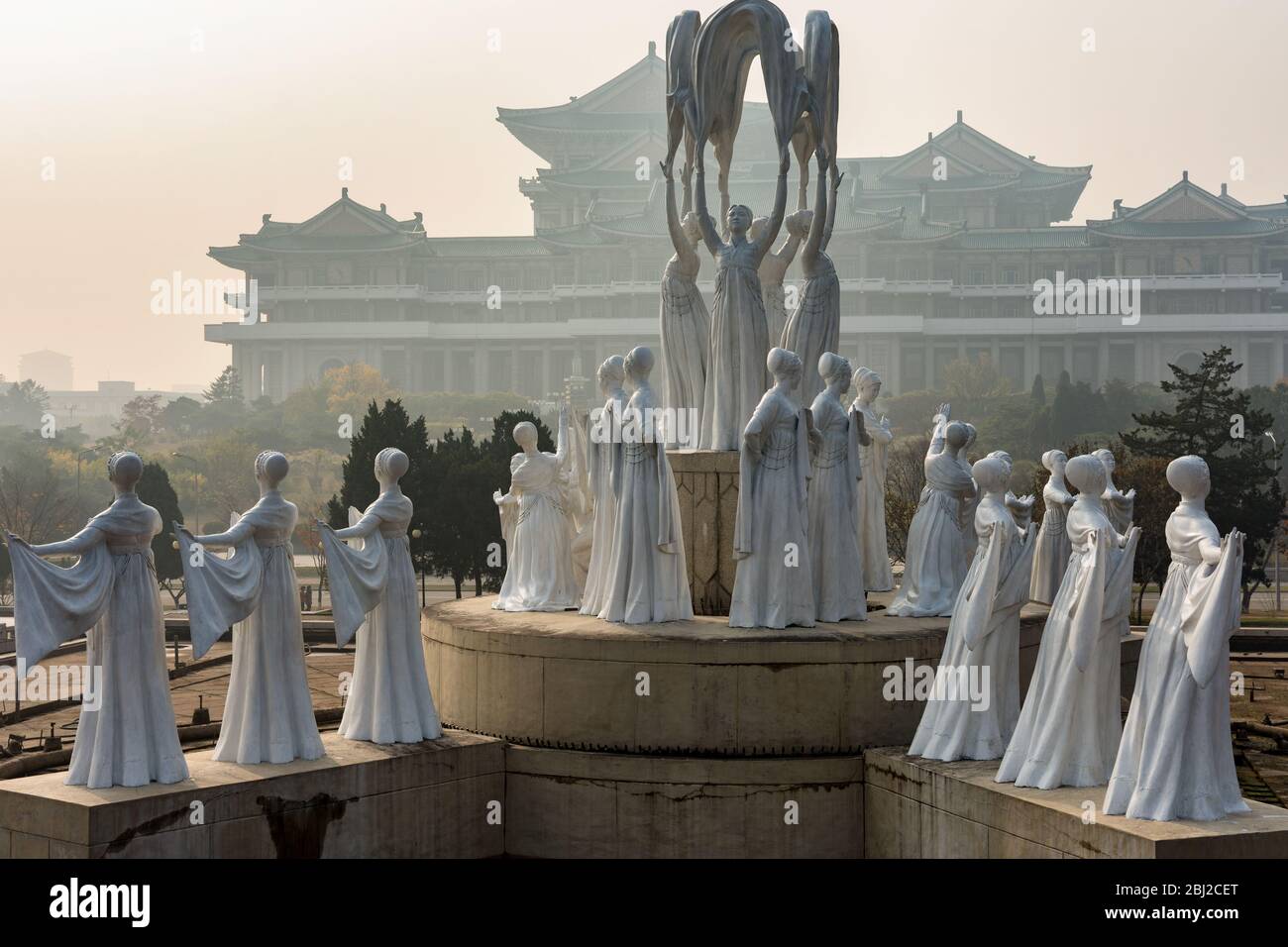 Pyongyang / DPR Corea - 12 novembre 2015: Monumenti comunisti di fronte alla Grand People's Study House situata in Piazza Kim il-Sung, Pyongyang, No Foto Stock