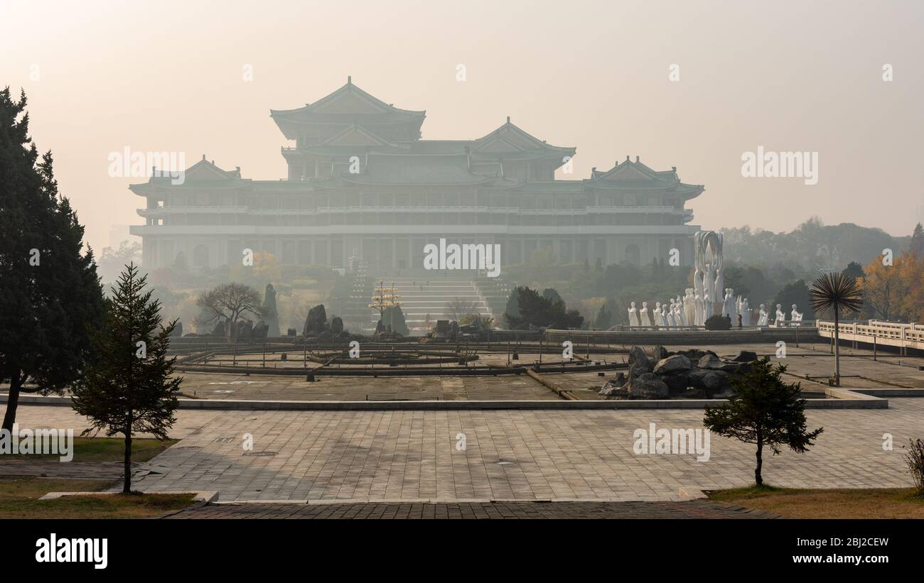 Pyongyang / DPR Corea - 12 novembre 2015: La Grand People's Study House si trova in Kim il-Sung Square, Pyongyang, Corea del Nord. Foto Stock