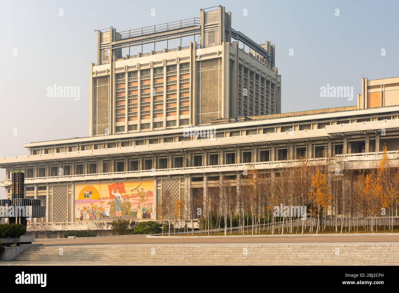 Pyongyang / DPR Corea - 12 novembre 2015: Edificio decorato con simboli rivoluzionari e slogan a Pyongyang, Corea del Nord Foto Stock
