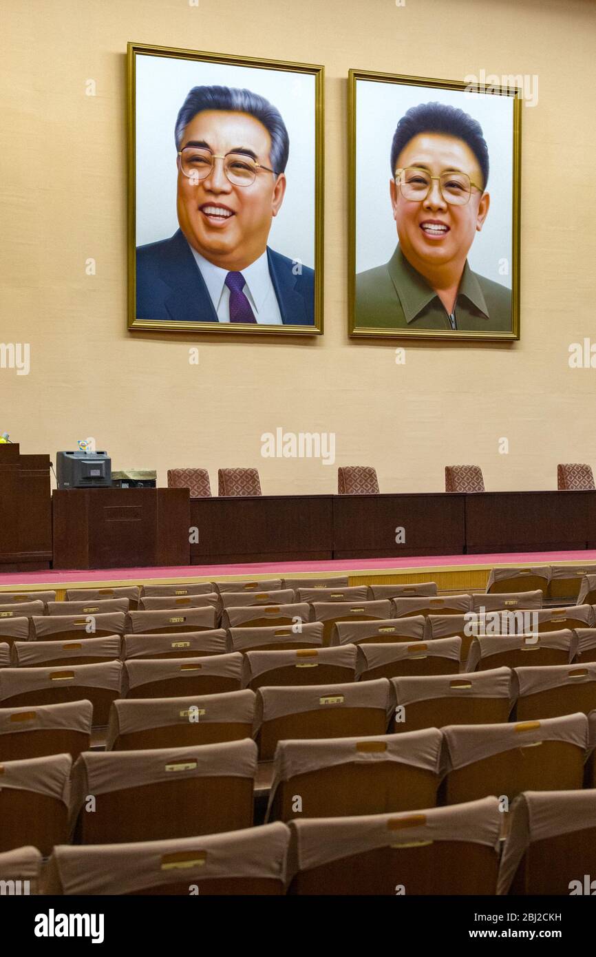 Pyongyang / DPR Corea - 12 novembre 2015: Ritratti di Kim il Sung e Kim Jong il presso la Grand People's Study House, un centro educativo aperto a tutti i N Foto Stock