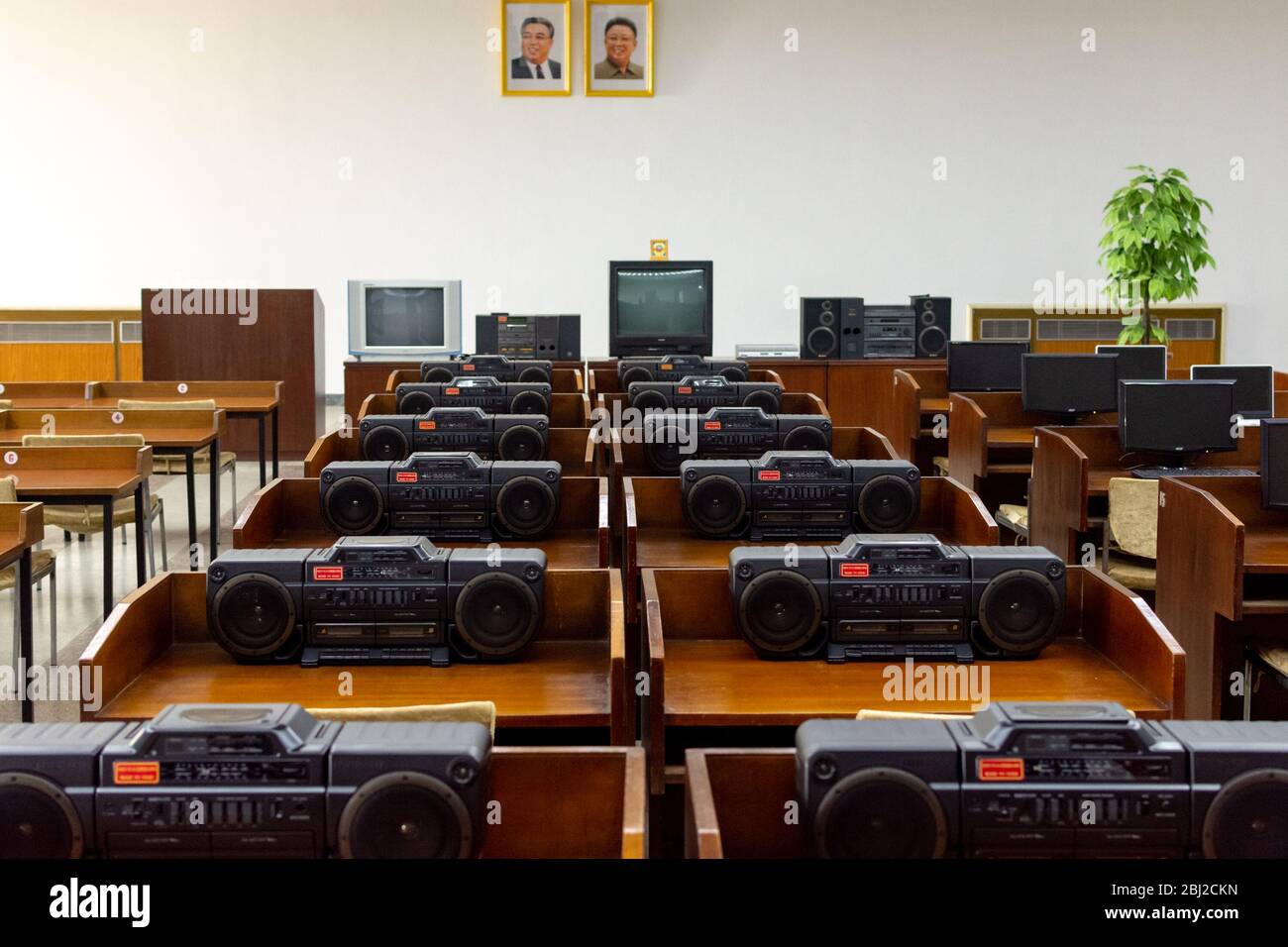 Pyongyang / DPR Corea - 12 novembre 2015: File di vecchi lettori di cassette in un'aula alla Grand People's Study House, un centro educativo aperto t Foto Stock