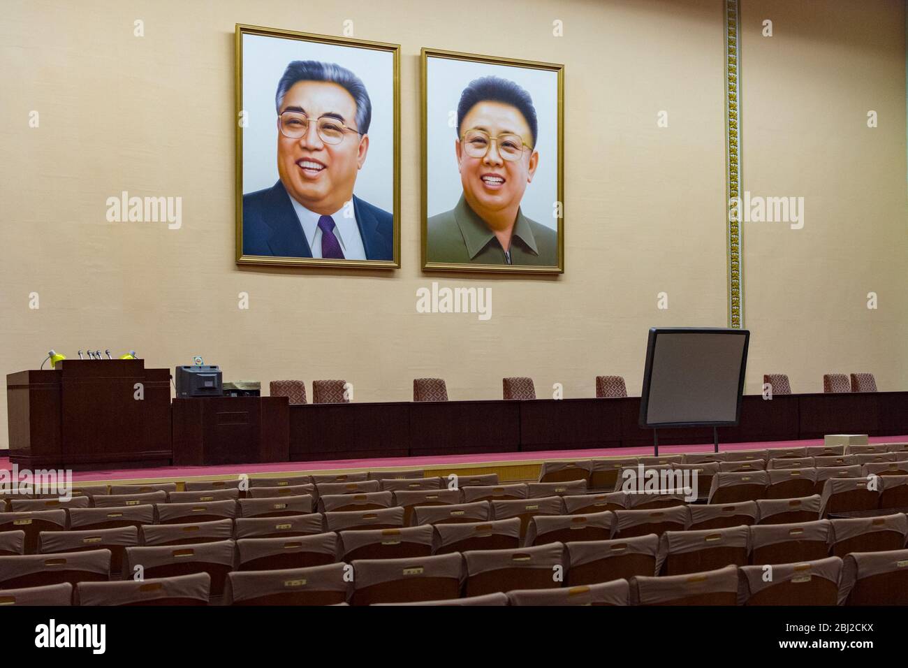 Pyongyang / DPR Corea - 12 novembre 2015: Ritratti di Kim il Sung e Kim Jong il presso la Grand People's Study House, un centro educativo aperto a tutti i N Foto Stock