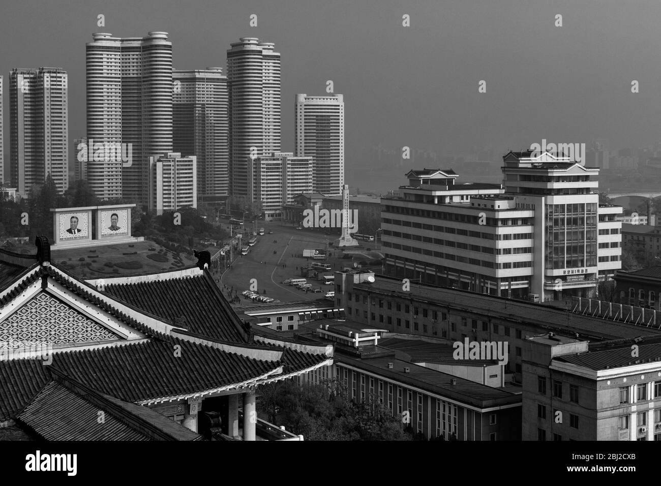Pyongyang / DPR Corea - 10 novembre 2015: Appartamenti moderni e uffici nel centro di Pyongyang, Corea del Nord Foto Stock