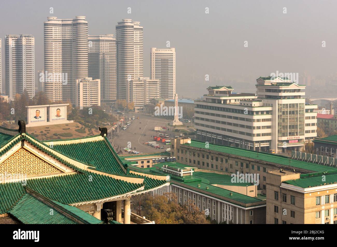Pyongyang / DPR Corea - 10 novembre 2015: Appartamenti moderni e uffici nel centro di Pyongyang, Corea del Nord Foto Stock