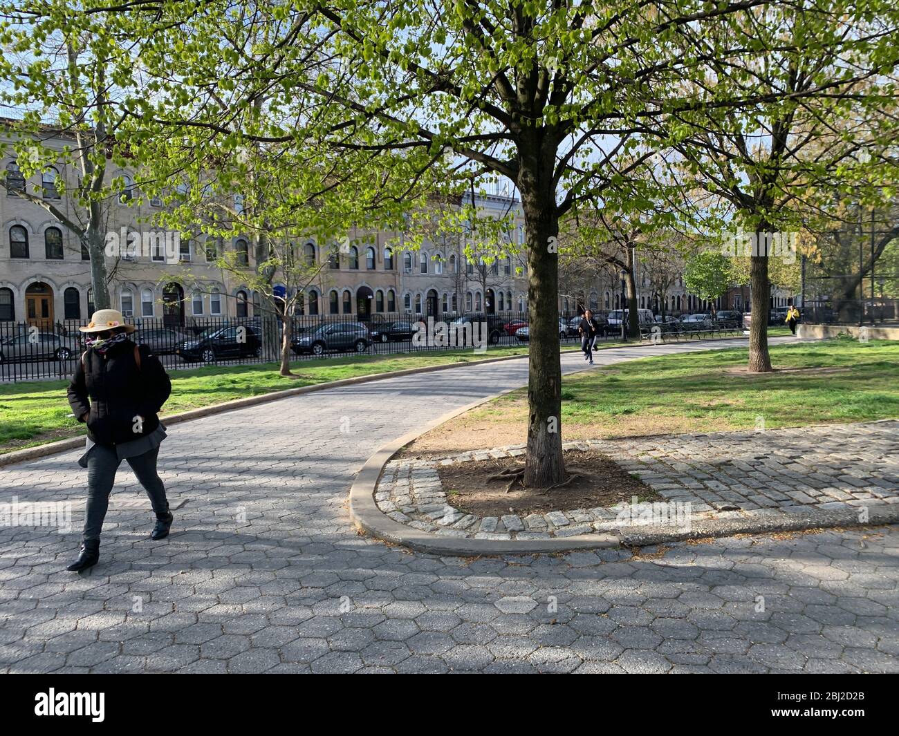 Brooklyn, New York, Stati Uniti. 28 Aprile 2020. (NUOVO) Covid-19: Tenere questo lontano a parte al parco.28 aprile 2020, Brooklyn, New York, Stati Uniti: Movimento al Parco Maria Hernandez con l'avvertimento alla gente di tenere questo lontano a parte, seguendo l'ordine di 6 piedi di distanza emesso dal governo di New York City per impedire la diffusione di Coronavirus durante questo pandemic.Credit: Niyi Fote/Thenews2 Credit: Niyi Fote/TheNEWS2/ZUMA Wire/Alamy Live News Foto Stock