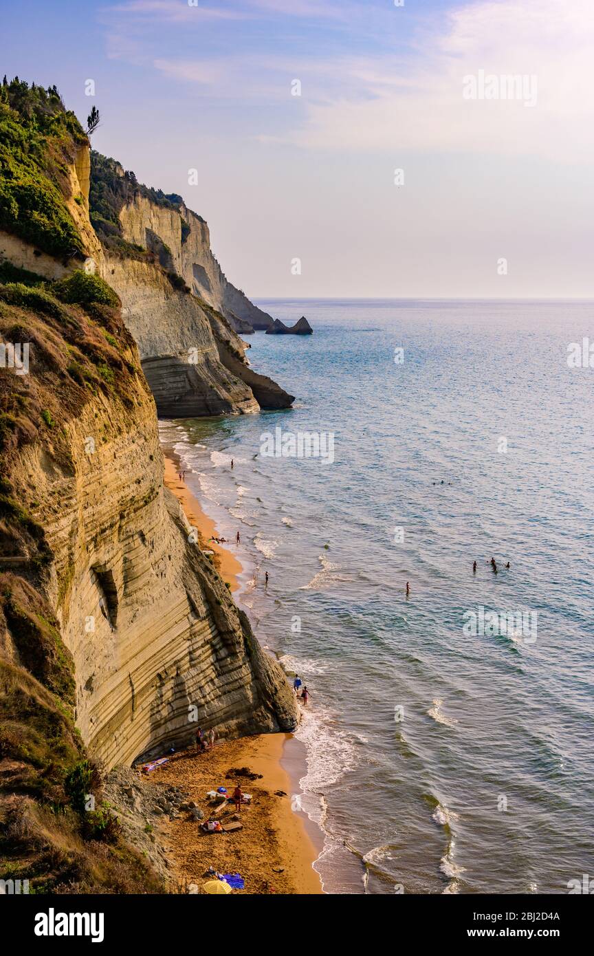 Loggas Beach a Peroulades è una spiaggia paradisiaca a picco roccioso bianco e acque cristalline azzurro a Corfù, vicino a Capo Drastis, Ionian Island Foto Stock