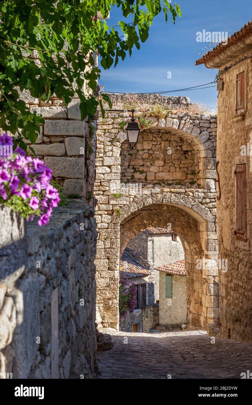 Vecchio ingresso gated al villaggio medievale di Lacoste, Provenza, Francia Foto Stock