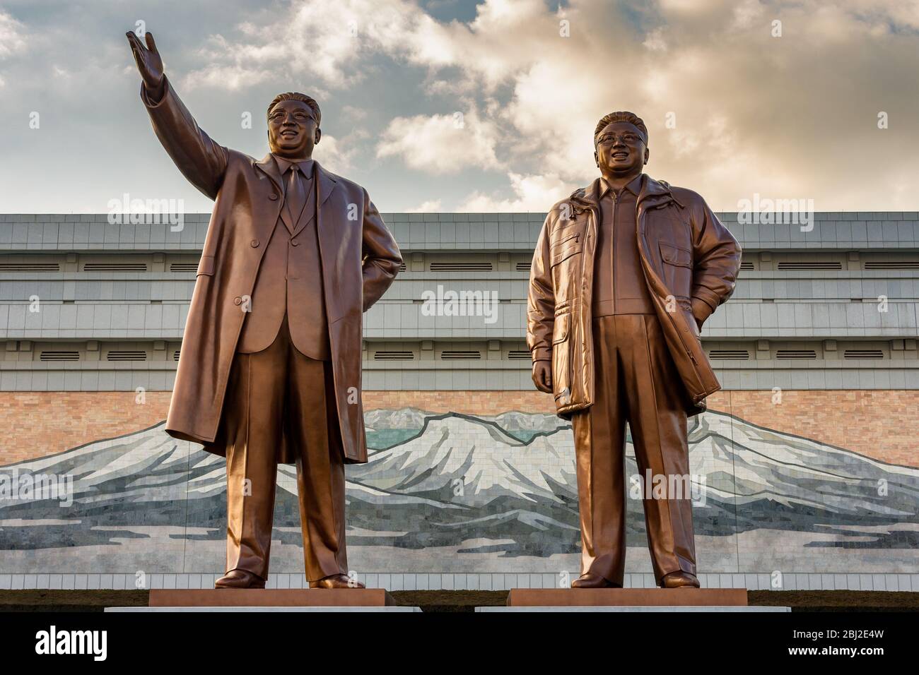 Pyongyang / DPR Corea - 12 novembre 2015: Statue di bronzo dei capi supremi della Corea del Nord Kim il-Sung e Kim Jong-il al Grand Monument o Foto Stock