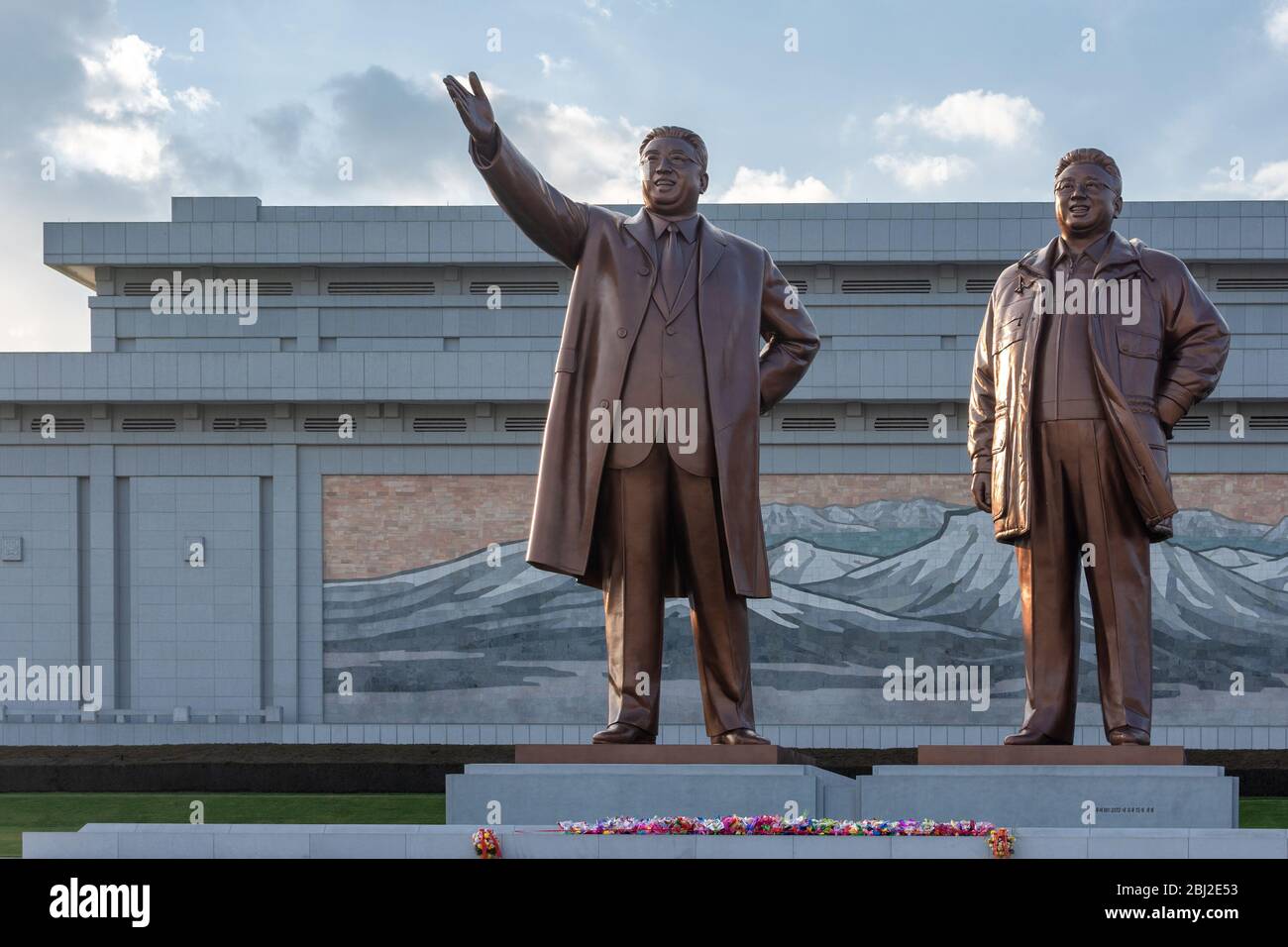 Pyongyang / DPR Corea - 12 novembre 2015: Statue di bronzo dei capi supremi della Corea del Nord Kim il-Sung e Kim Jong-il al Grand Monument o Foto Stock