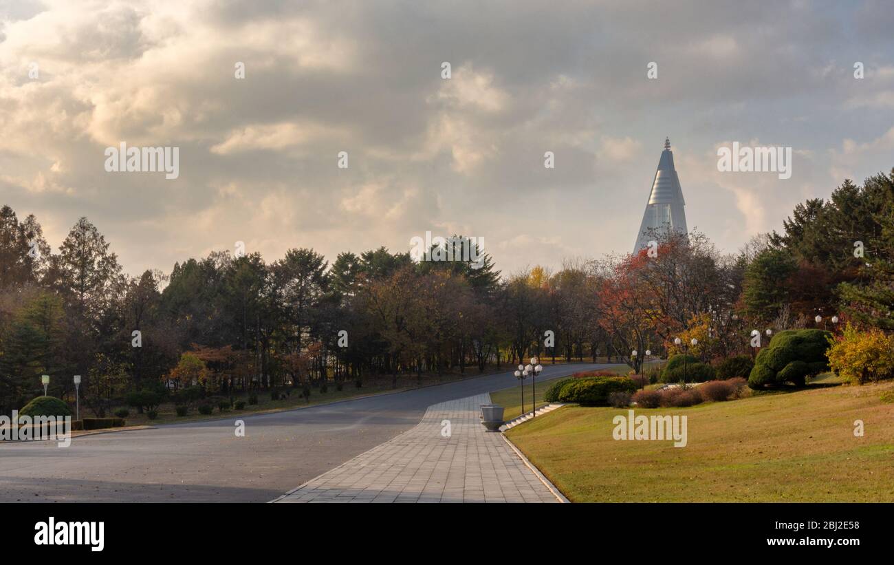 Pyongyang / DPR Corea - 12 novembre 2015: Ryugyong Hotel, incompiuto 105 piani, 330 metri di altezza a forma di piramide grattacielo, che domina lo skyline di P. Foto Stock