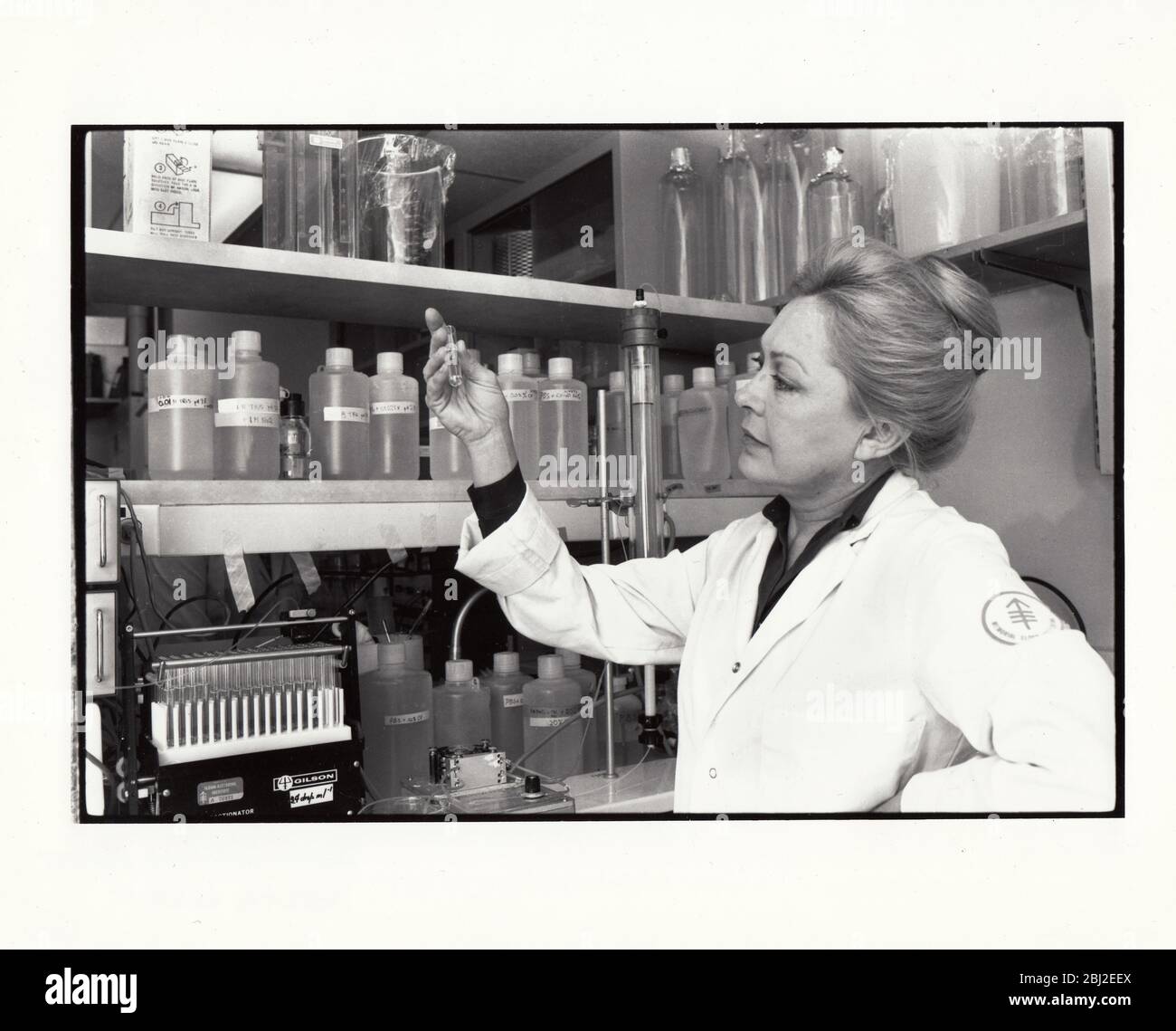Una foto della fine degli anni '70 dell'immunologo Dr. Mathilde Krim nel laboratorio di interferone allo Sloan Kettereing Institute di Manhattan, New York City Foto Stock