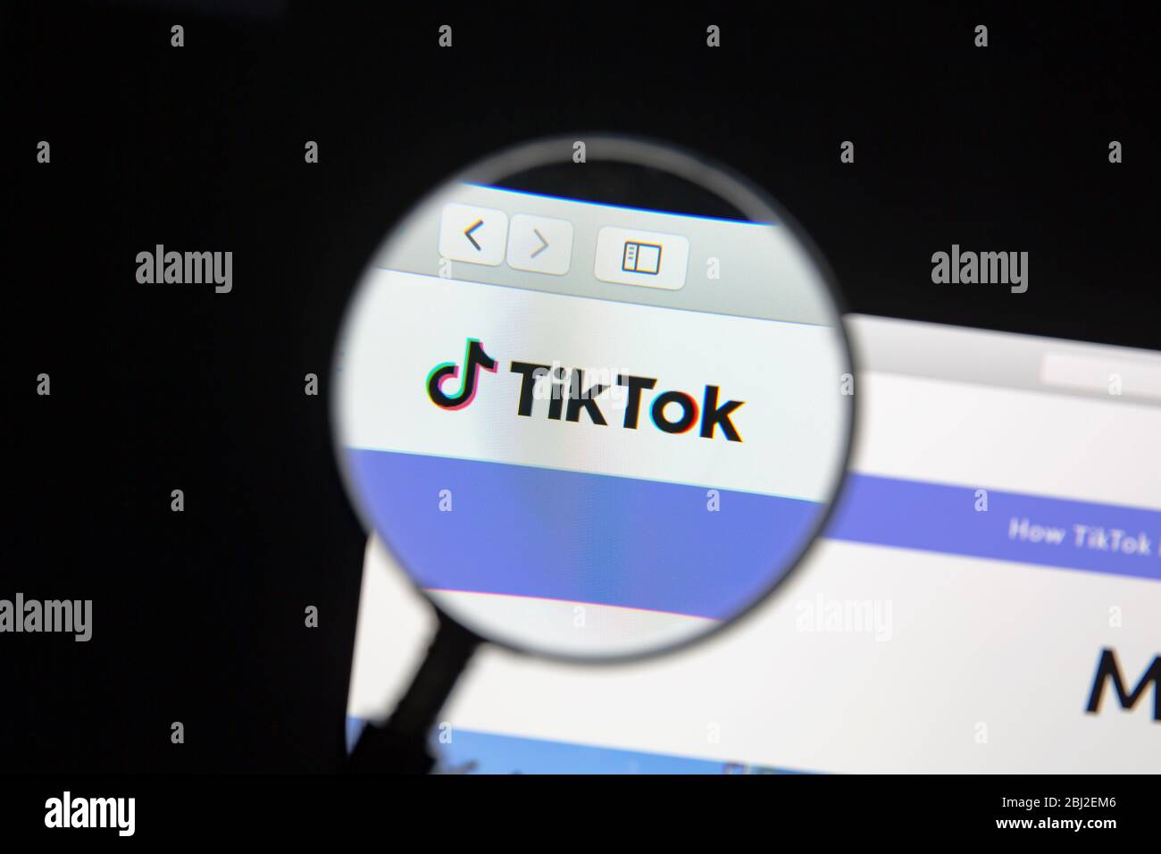 Ostersund, Svezia - 28 aprile 2020: Primo piano del sito web di TikTok sotto una lente d'ingrandimento. TikTok è un servizio cinese di social networking per la condivisione di video Foto Stock