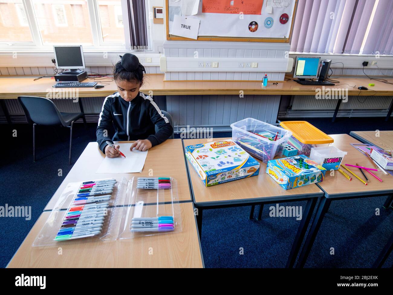 PERMESSO DATO DI FOTOGRAFARE I BAMBINI dei lavoratori chiave si attengono alle regole di distanza sociale mentre frequentano una scuola di hub per gli studenti del centro di Edimburgo alla Drummond Community High School di Edimburgo. Foto Stock