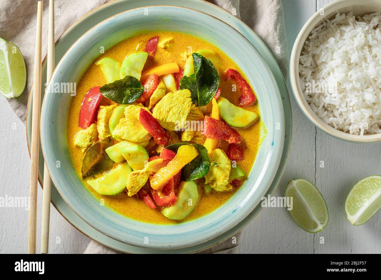 Curry giallo fresco con foglie di kaffir, latte di cocco e pollo Foto Stock