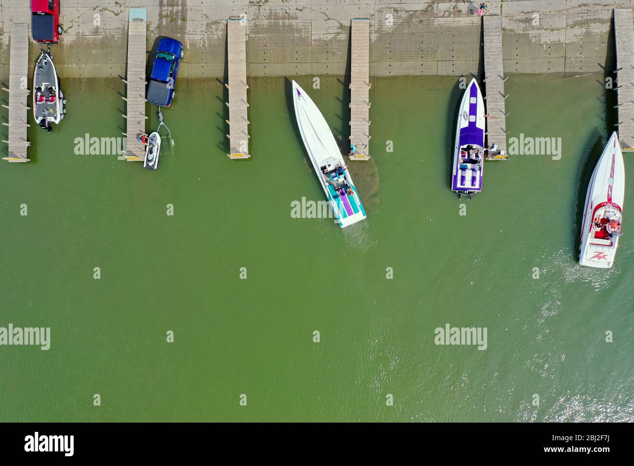 Lancio di barche attive nel sud-est del Michigan che mostra il rischio ambientale causato dalla fioritura di alghe nocive di fine estate nel lago Erie, Michigan, USA Foto Stock