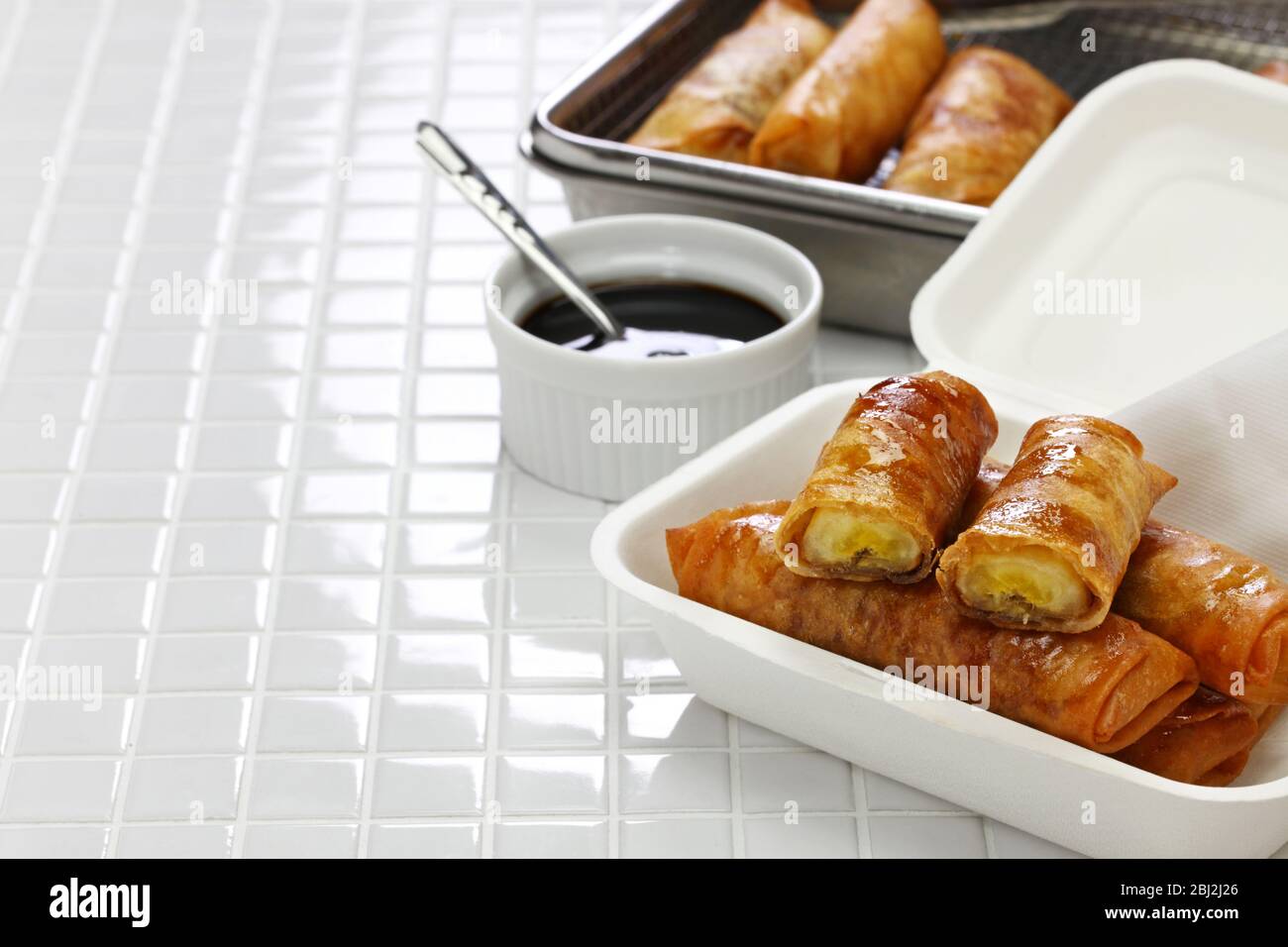 rotoli primavera a banana turon, filippino in contenitore da asporto Foto Stock