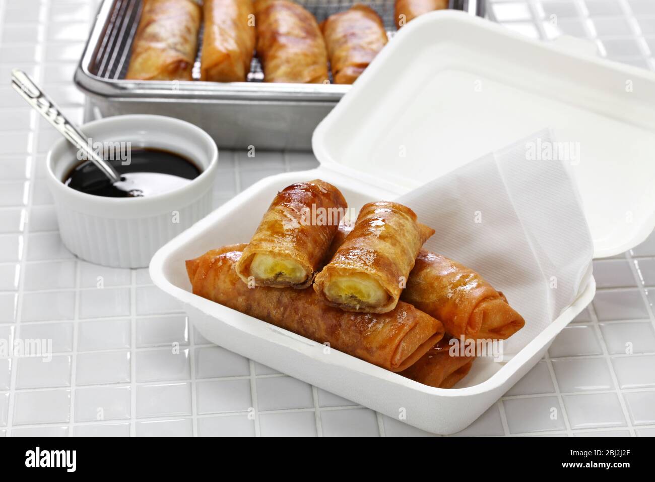rotoli primavera a banana turon, filippino in contenitore da asporto Foto Stock