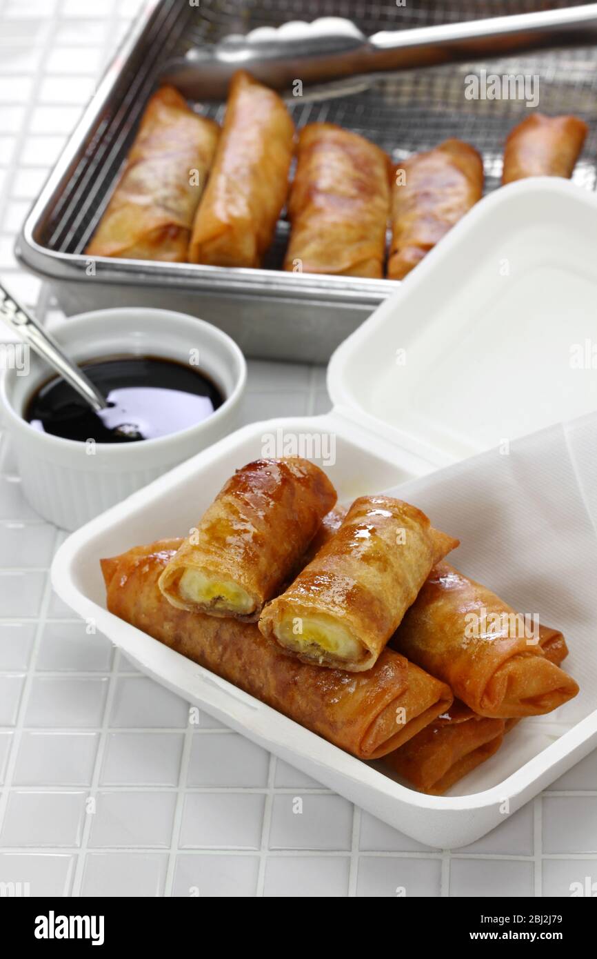 rotoli primavera a banana turon, filippino in contenitore da asporto Foto Stock