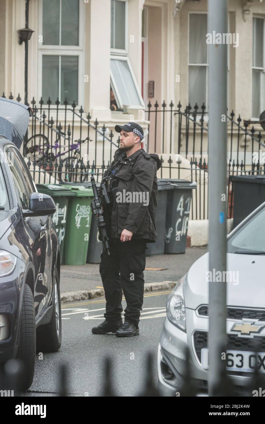 Eastbourne, Inghilterra. 28 Apr 2020. Polizia armata in droga e armi raid. Credit: Antony Meadley/Alamy Live News Foto Stock