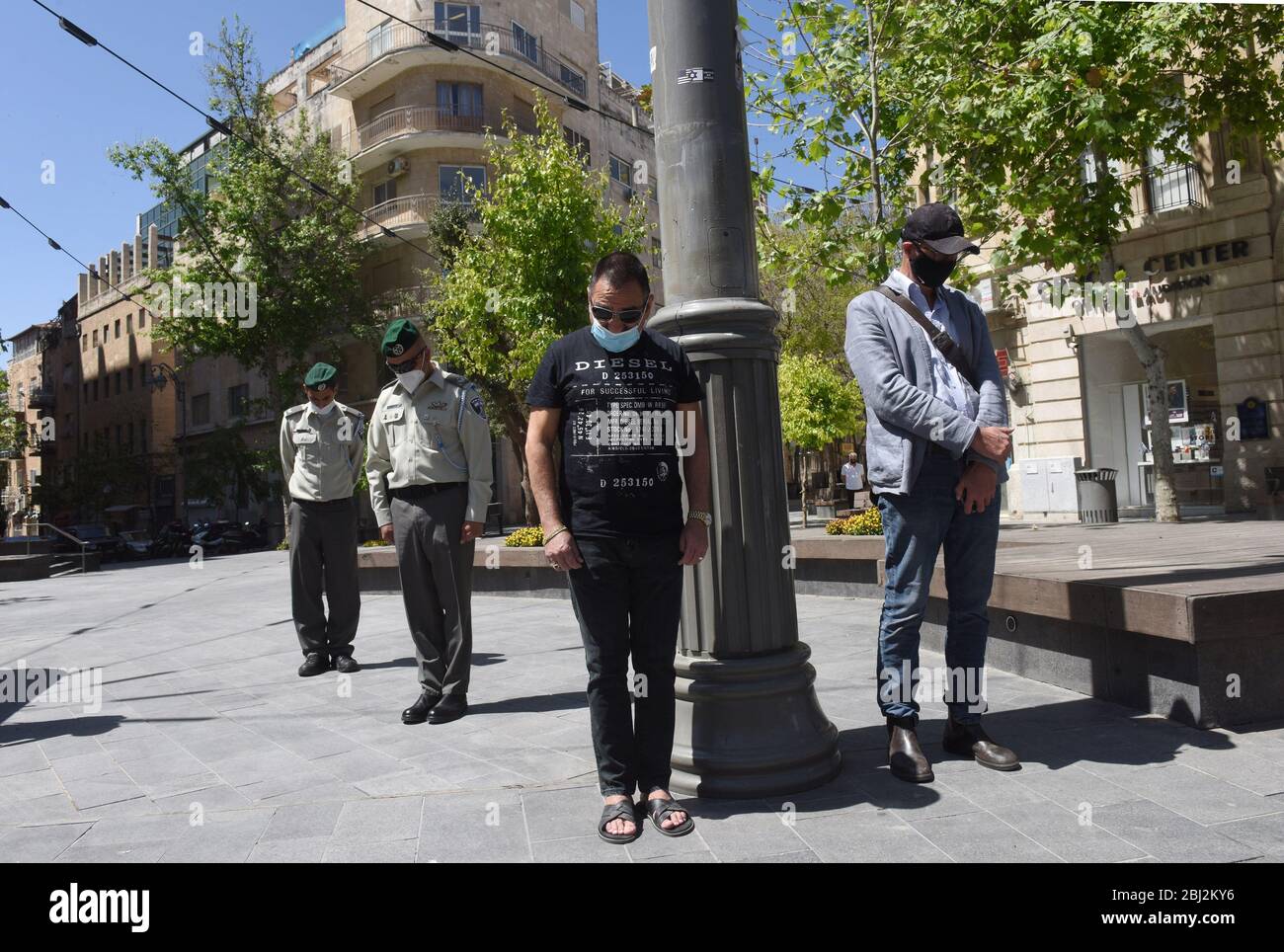 Gerusalemme, Israele. 28 Aprile 2020. Gli israeliani indossano maschere facciali obbligatorie, a causa della pandemia COVID-19, mentre osservano due minuti di silenzio mentre le sirene si dilaniano in tutto il paese, per la Giornata della memoria per i soldati caduti e le vittime del terrore, a Gerusalemme, martedì 28 aprile 2020. Foto di Debbie Hill/UPI Credit: UPI/Alamy Live News Foto Stock