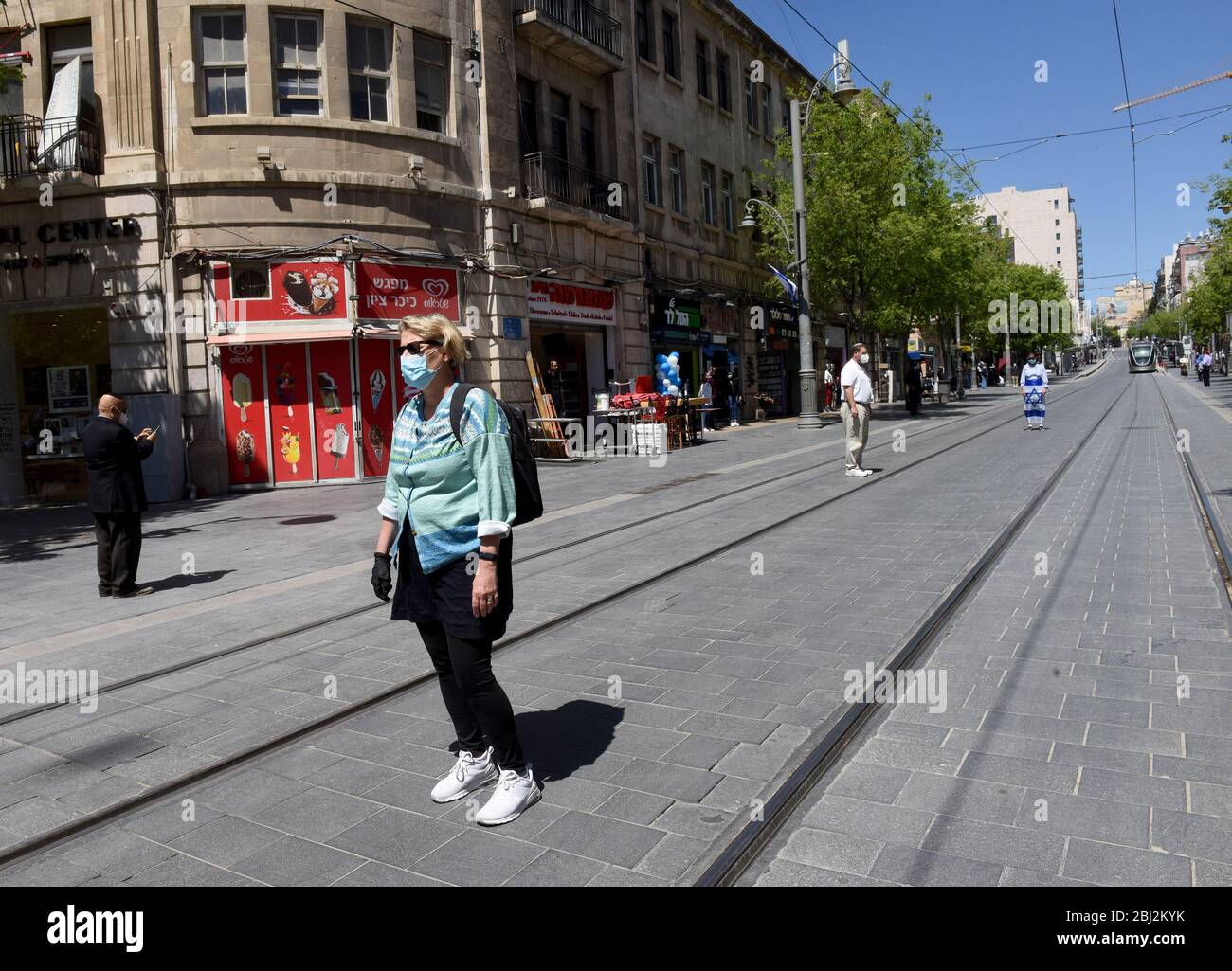 Gerusalemme, Israele. 28 Aprile 2020. Gli israeliani indossano maschere facciali obbligatorie, a causa della pandemia COVID-19, mentre osservano due minuti di silenzio mentre le sirene si dilaniano in tutto il paese, per la Giornata della memoria per i soldati caduti e le vittime del terrore, a Gerusalemme, martedì 28 aprile 2020. Foto di Debbie Hill/UPI Credit: UPI/Alamy Live News Foto Stock
