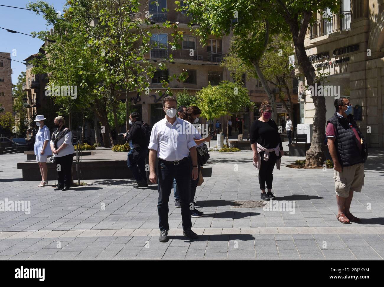 Gerusalemme, Israele. 28 Aprile 2020. Gli israeliani indossano maschere facciali obbligatorie, a causa della pandemia COVID-19, mentre osservano due minuti di silenzio mentre le sirene si dilaniano in tutto il paese, per la Giornata della memoria per i soldati caduti e le vittime del terrore, a Gerusalemme, martedì 28 aprile 2020. Foto di Debbie Hill/UPI Credit: UPI/Alamy Live News Foto Stock