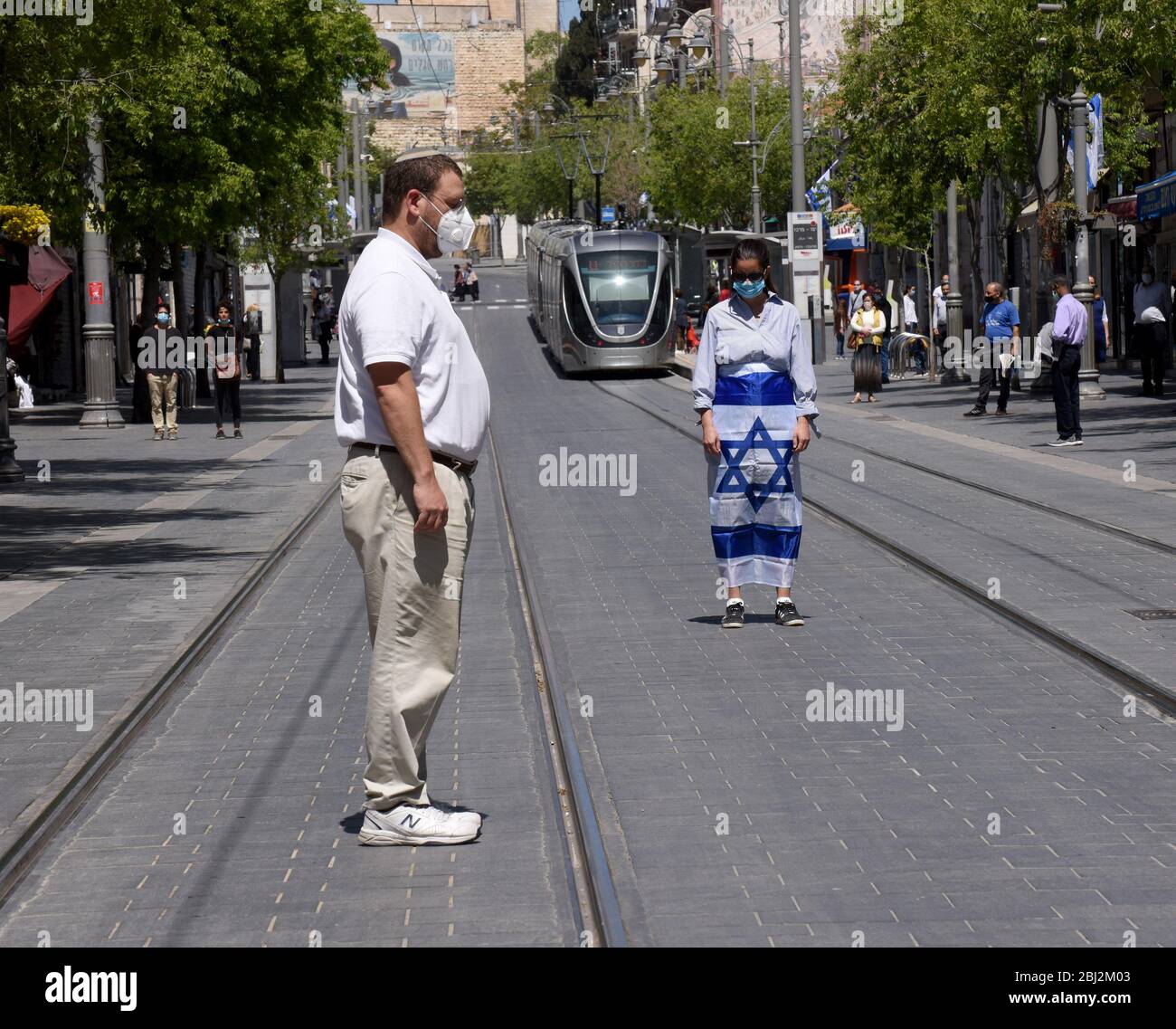 Gerusalemme, Israele. 28 aprile 2020. Sraelis indossare maschere facciali obbligatorie, a causa della pandemia COVID-19, mentre osservare due minuti di silenzio come sirene in giro per il paese, per la Giornata della memoria per i soldati caduti e vittime del terrore, a Gerusalemme, il martedì 28 aprile 2020. Foto di Debbie Hill/UPI Credit: UPI/Alamy Live News Foto Stock