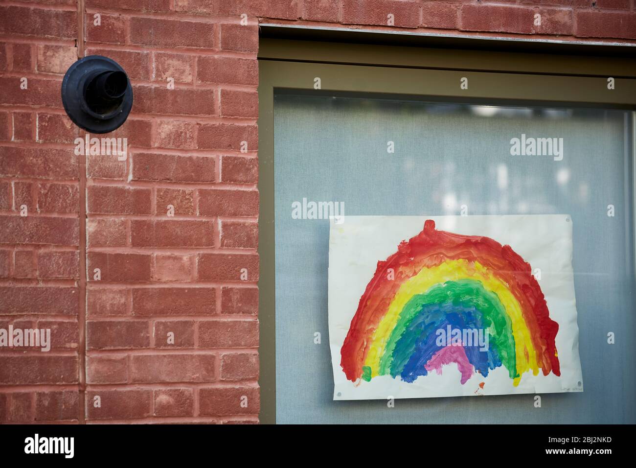 Disegno dell'arcobaleno del bambino per i lavoratori di NHS ha giocato nella finestra, aprile 2020 durante l'epidemia di Covid-19 Foto Stock