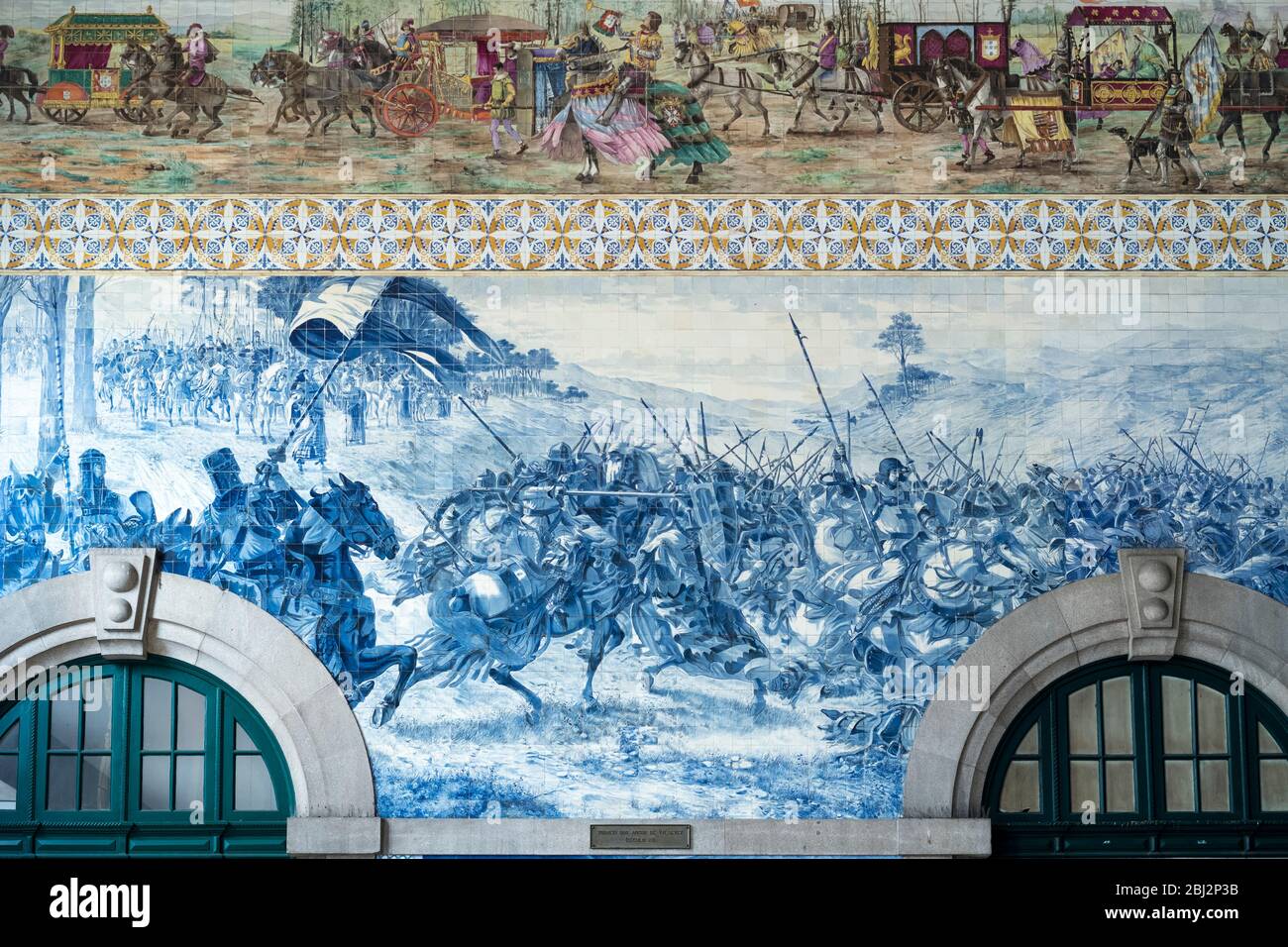 Dettaglio delle famose piastrelle azulejos tradizionali portoghesi blu e bianche pareti stazione ferroviaria Sao Bento a Porto, Portogallo Foto Stock