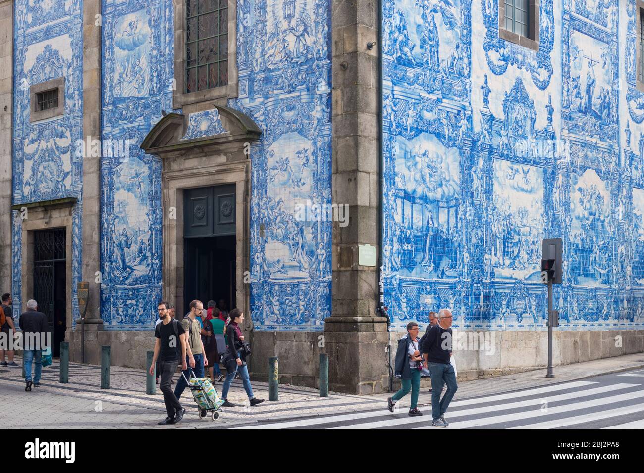 Famose piastrelle blu e bianche portoghesi azulejos pareti al 18 ° secolo Capela das Almas de Santa Catarina - Cappella di Santa Caterina a Porto, Portogallo Foto Stock
