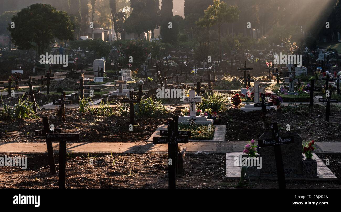 Buenos Aires, Argentina - Giugno 05 2012: Tombe, croci, paques e nomi di persone morte nel cimitero di Chacarita. Foto Stock