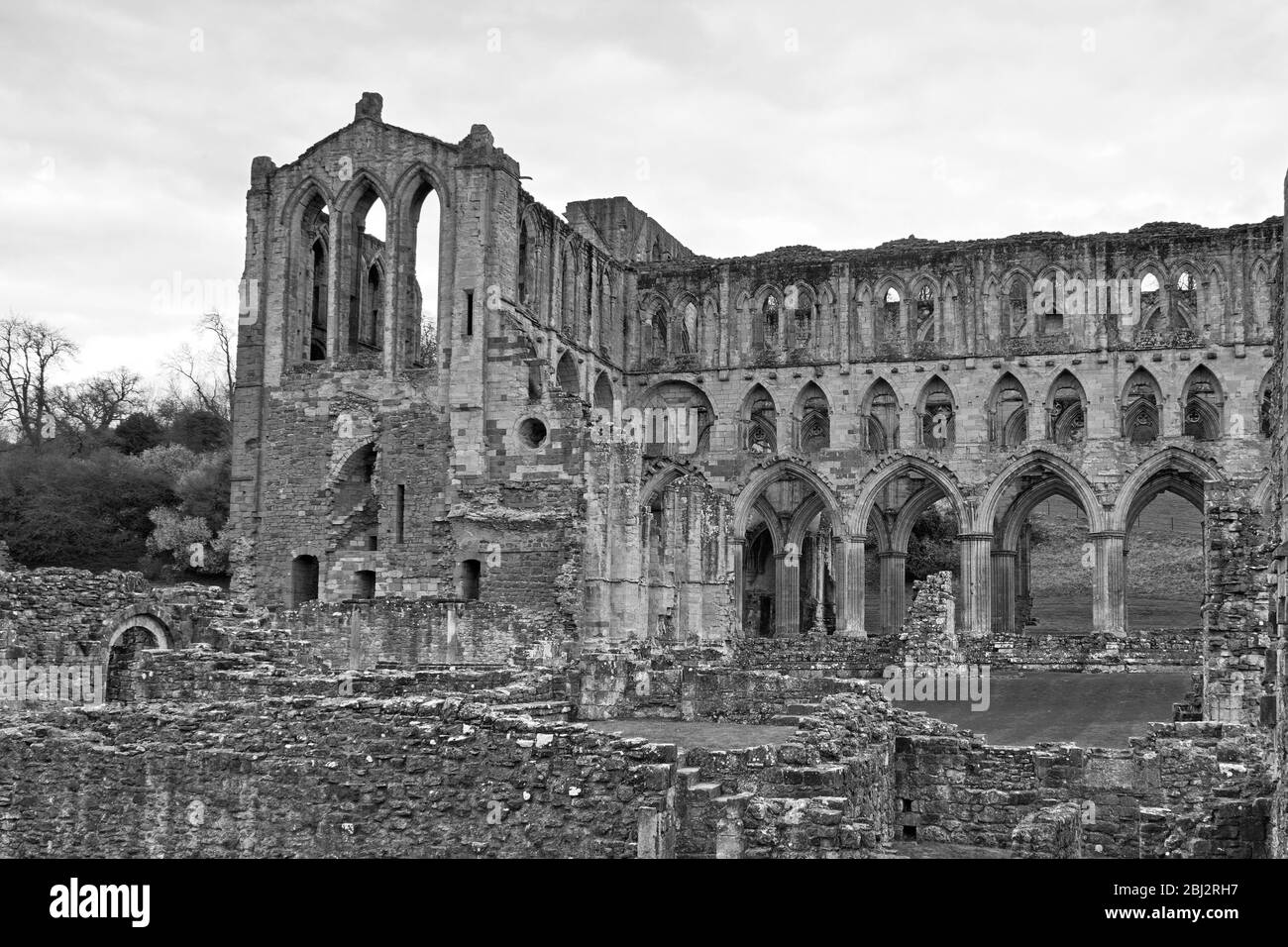 Le rovine della chiesa di Rievaulx Abbey visto dall'infermeria North Yorkshire Foto Stock