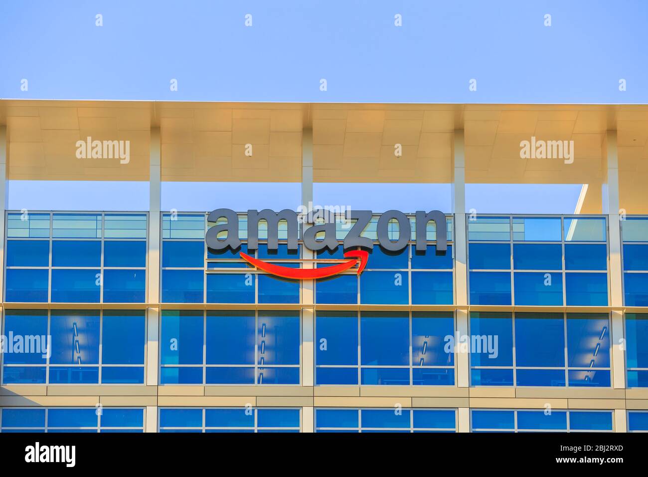 Sunnyvale, California, USA - 13 agosto 2018: Logo Amazon in cima alla costruzione di vetro del nuovo campus Big Amazon nella Silicon Valley, CA. Amazon è online Foto Stock