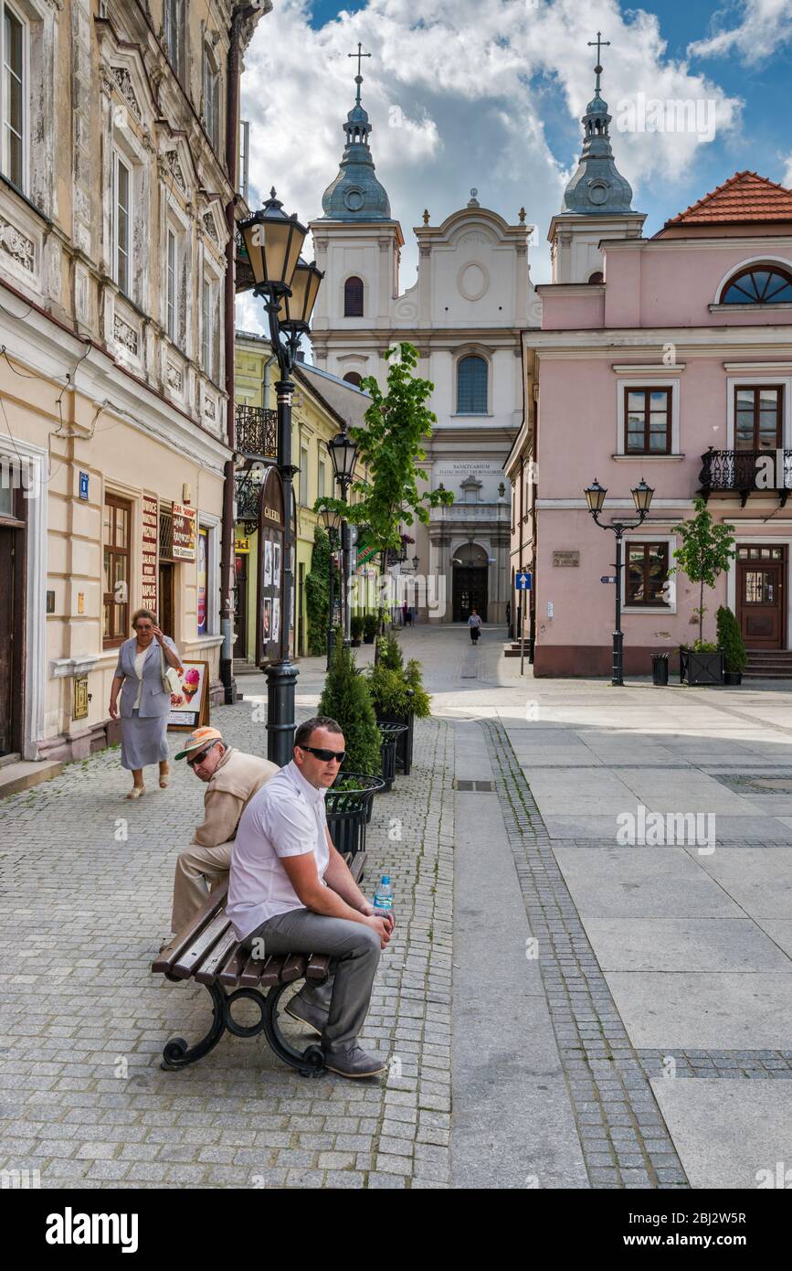Chiesa gesuita vista da Rynek (Piazza della Città) a Piotrkow Trybunalski, Mazovia Occidentale, Polonia Foto Stock