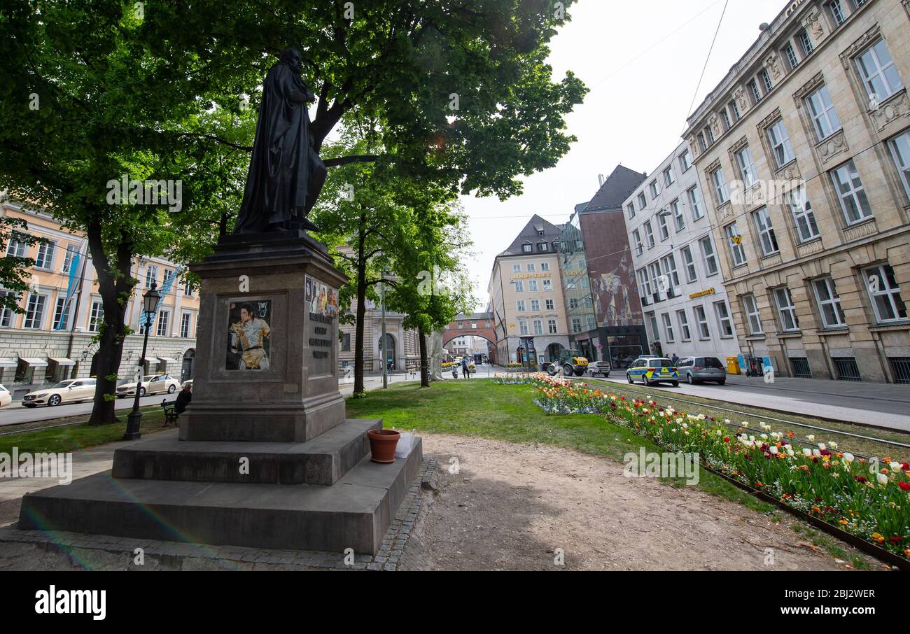 28 aprile 2020, Baviera, Monaco: Persone sconosciute hanno rimosso gli articoli commemorativi di fronte ad un monumento al direttore di corte Orlando di lasso, che è stato utilizzato con numerosi cimeli, candele e foto come memoriale del musicista Michael Jackson, morto nel 2009. Foto: Sven Hoppe/dpa Foto Stock