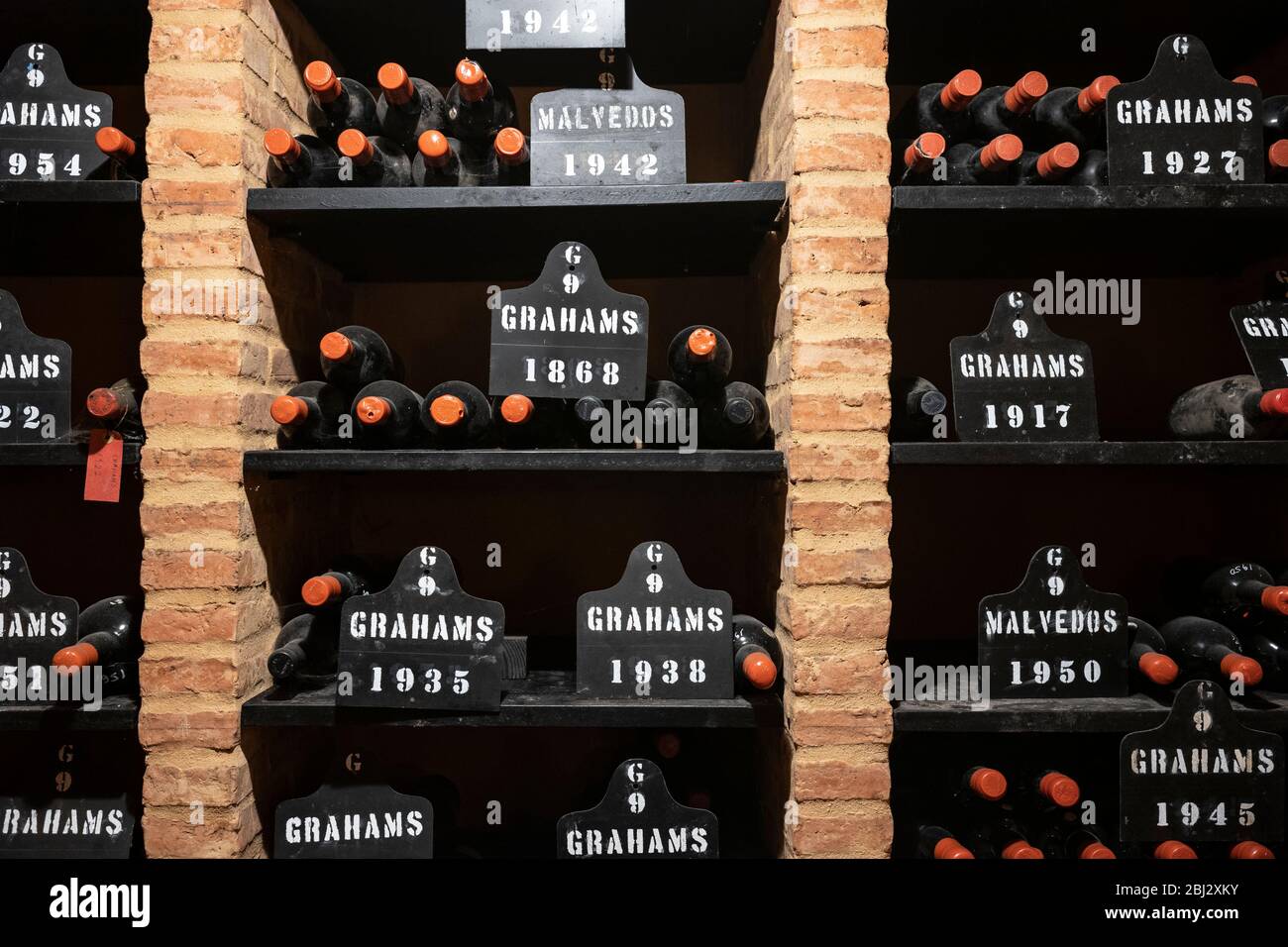 Bottiglie di porto d'epoca in rack presso le cantine del Graham's Port Lodge a V|la Nova de Gaia a Porto, Portogallo Foto Stock
