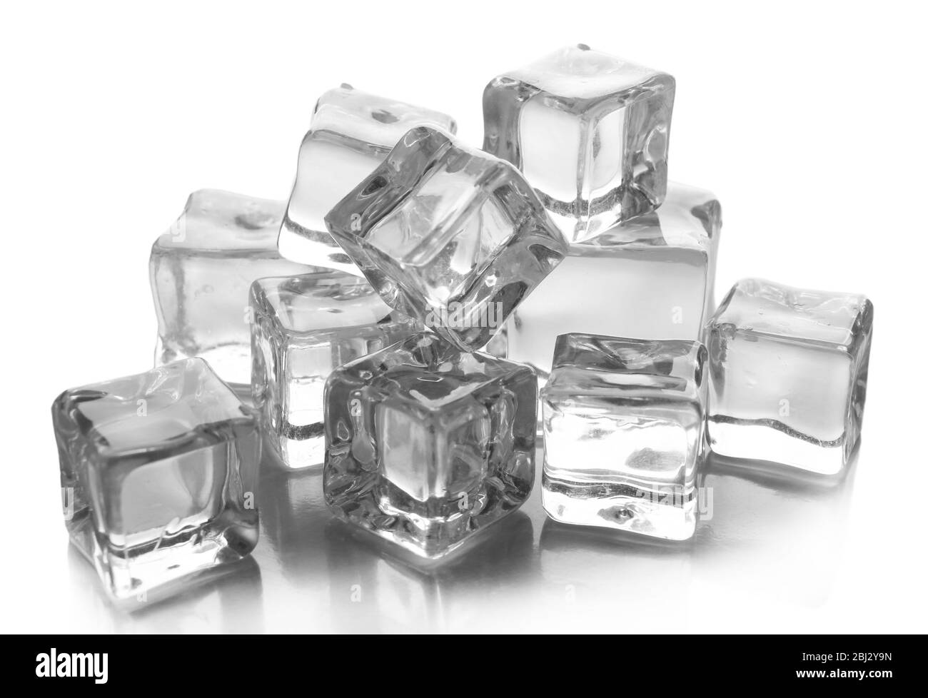 Cubetti di ghiaccio su sfondo grigio Foto Stock