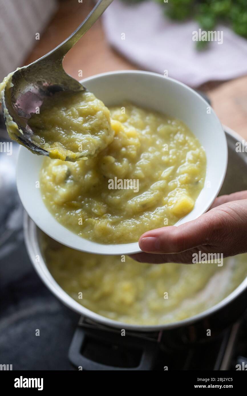 Zuppa di patate e fuga biologica, fatta a casa durante il blocco del coronavirus a Devon, Regno Unito Foto Stock