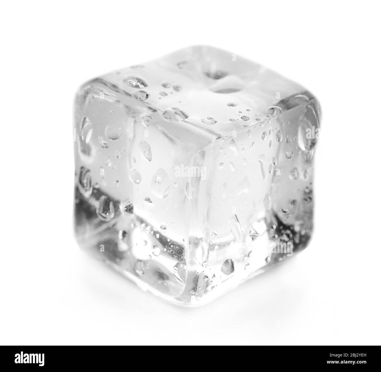 Concetto di perfezione - cubo di ghiaccio su sfondo grigio Foto Stock