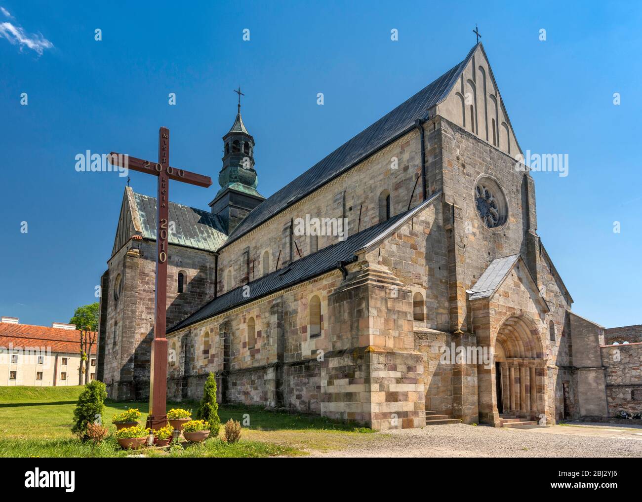 Chiesa di San Tommaso Becket di Canterbury, in stile romanico, costruita nel 1232, presso l'Abbazia cistercense di Sulejow, Mazovia Occidentale, Polonia Foto Stock