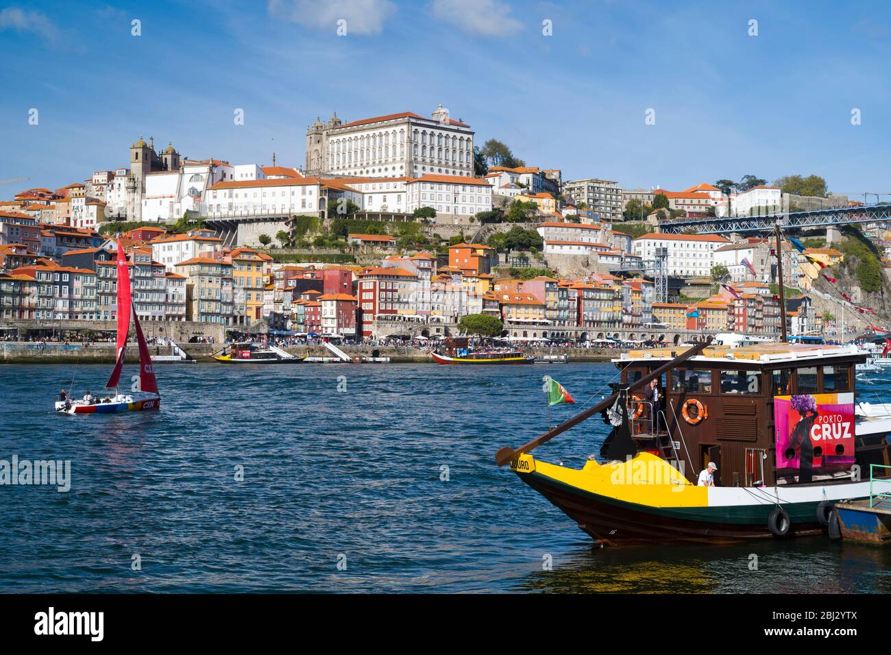Rabelo Boat - chiatta del vino porto - un'attrazione turistica a V|la Nova de Gaia a Porto, Portogallo Foto Stock