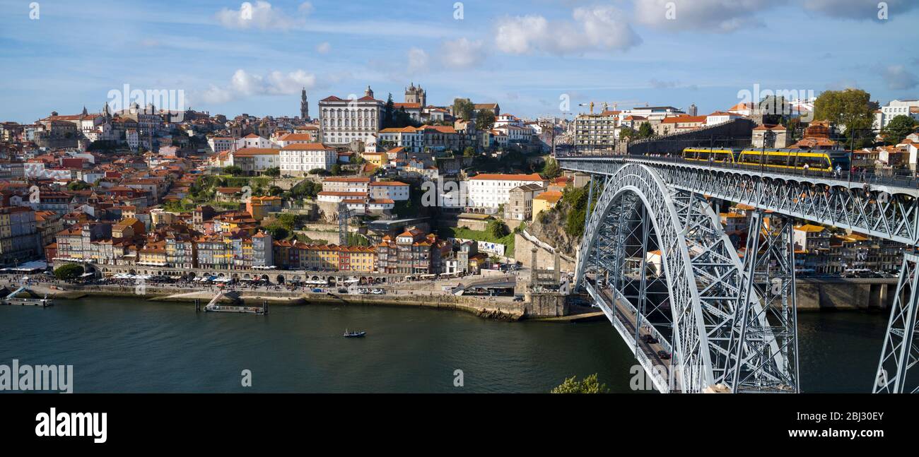 Rabelo porto chiatta del vino e il Ponte de Dom Luis i - ponte ad arco in metallo sul fiume Douro che collega Porto a V|la Nova de Gaia, Portogallo Foto Stock