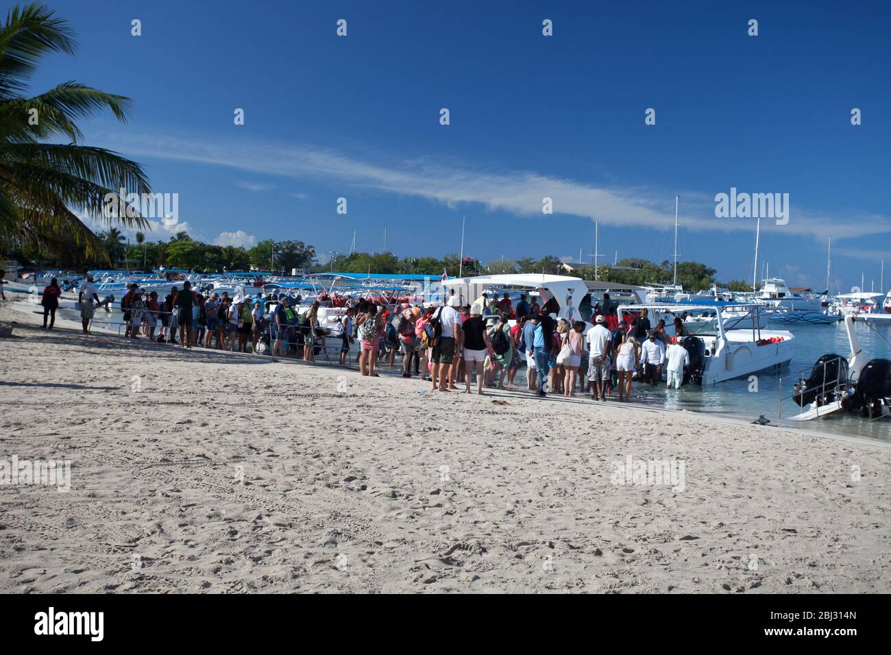 Turisti a bordo barche in corso di gite di un giorno, Bayahibe, repubblica Dominicana Foto Stock