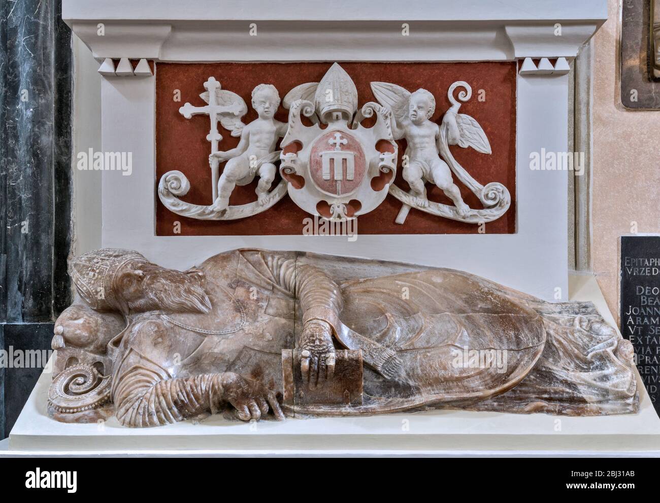 Tomba del XVII secolo presso la Basilica Cattedrale di Lowicz, Mazovia, Polonia Foto Stock