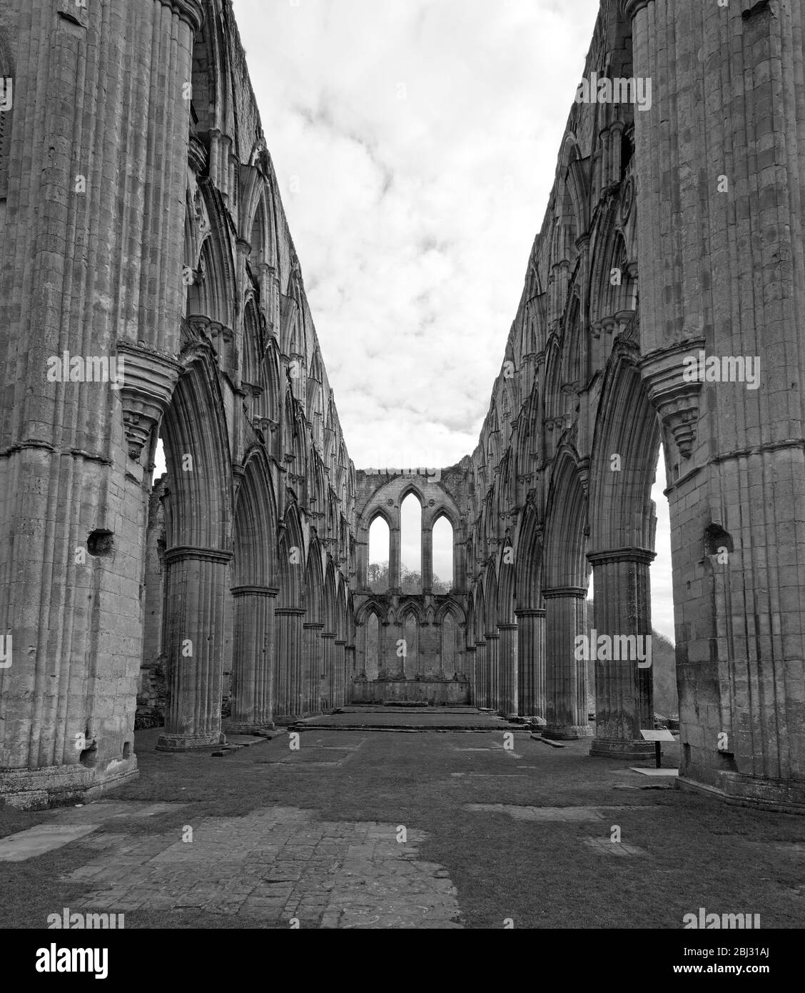 Il Presbiterio della chiesa di Rievaulx Abbey North Yorkshire Foto Stock