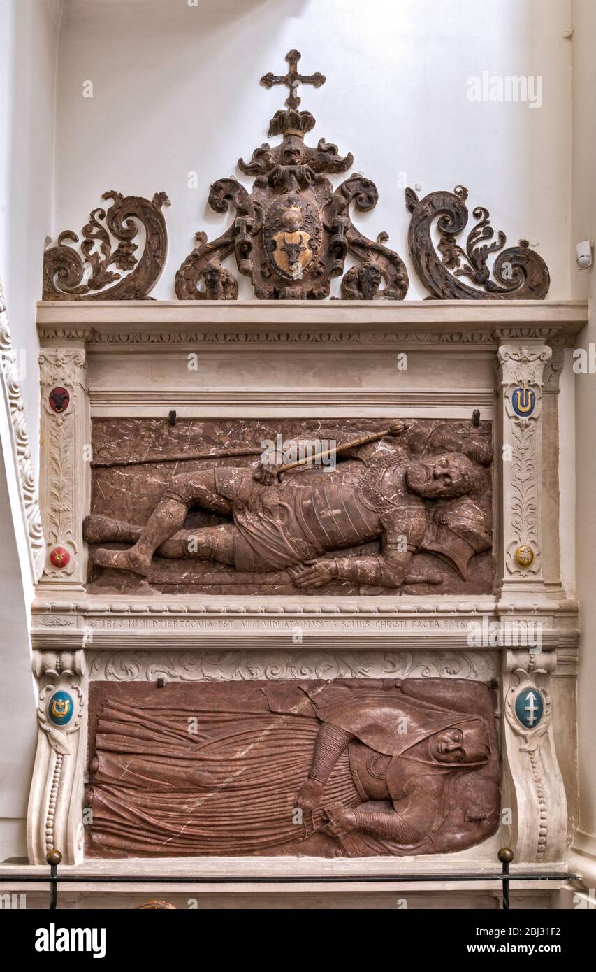 Tombe del XVII secolo presso la Basilica Cattedrale di Lowicz, Mazovia, Polonia Foto Stock